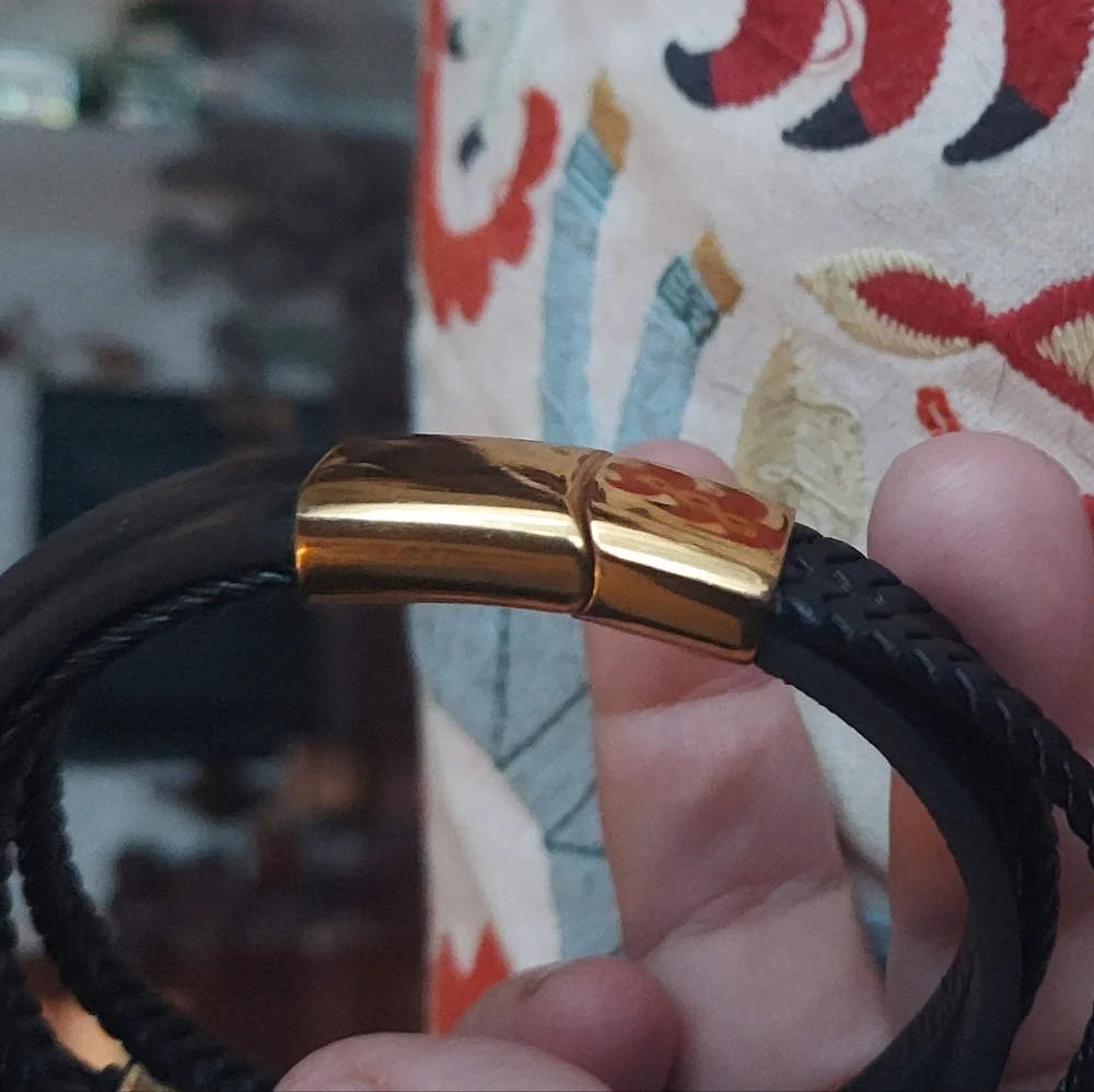 🦋NWT Unisex Leather Bracelet 18k GF lock. L.